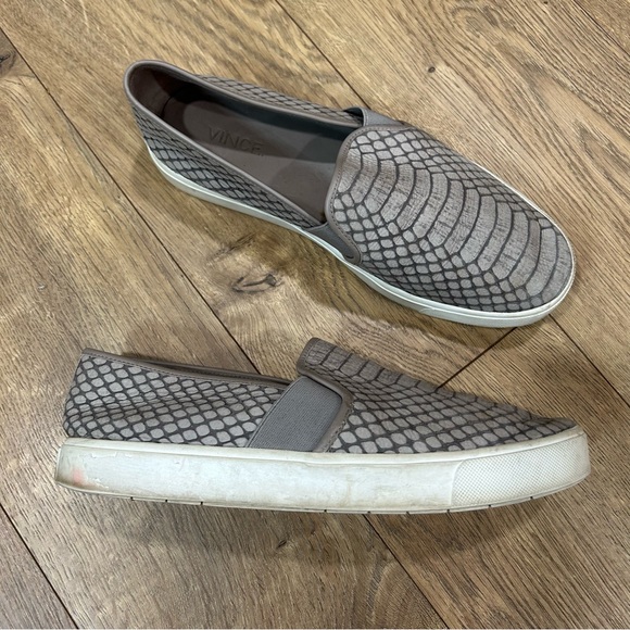VINCE Gray leather snake skin sneaker, slip on - Size 7 - Picture 4 of 9